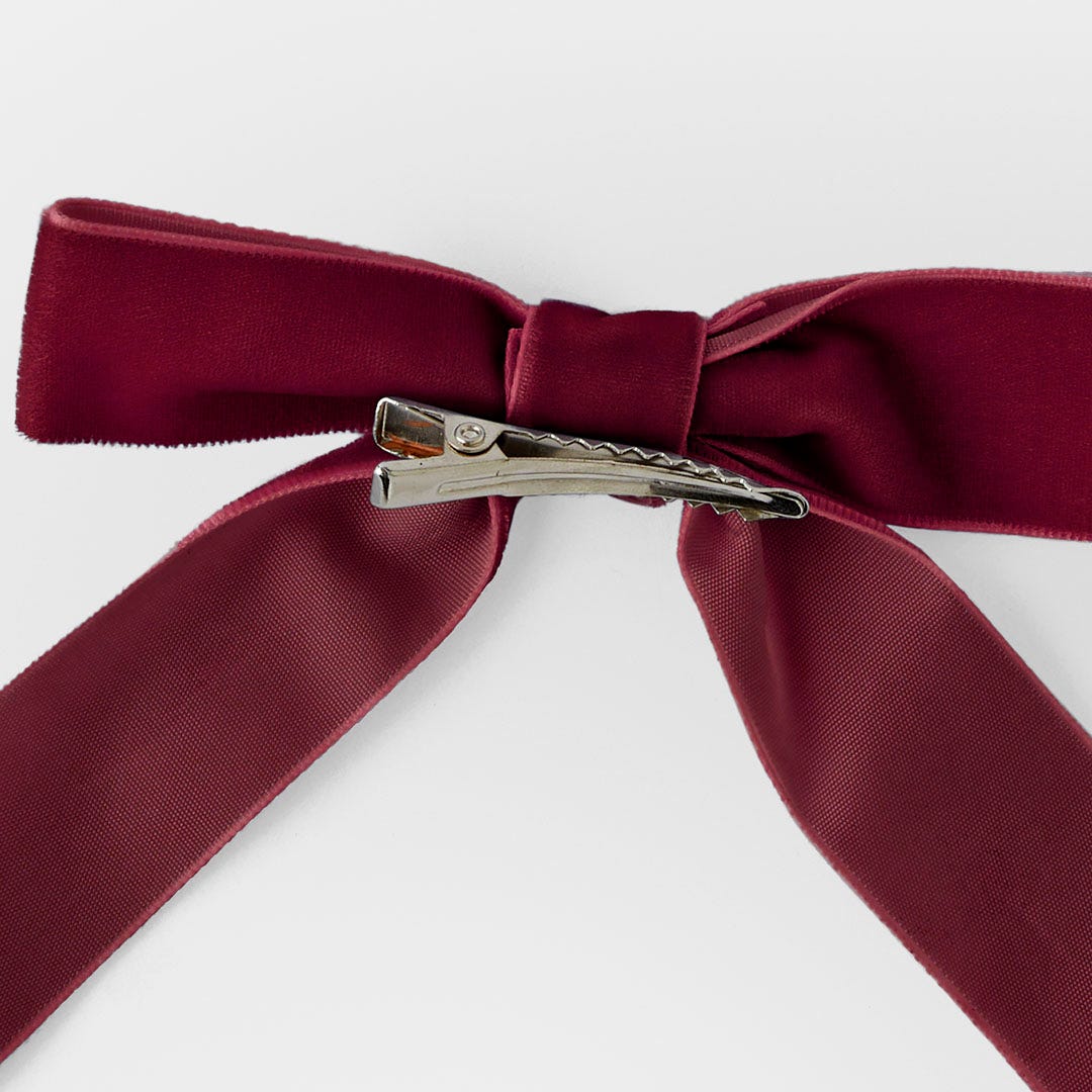 https://s3-ap-southeast-2.amazonaws.com/fusionfactory.commerceconnect.bbnt.production/pim_media/000/180/843/M_F_ST_Velvet-Bow-Clips_ECOM_S6_Burgundy_23256303_V-02_SI.jpg?1734307052