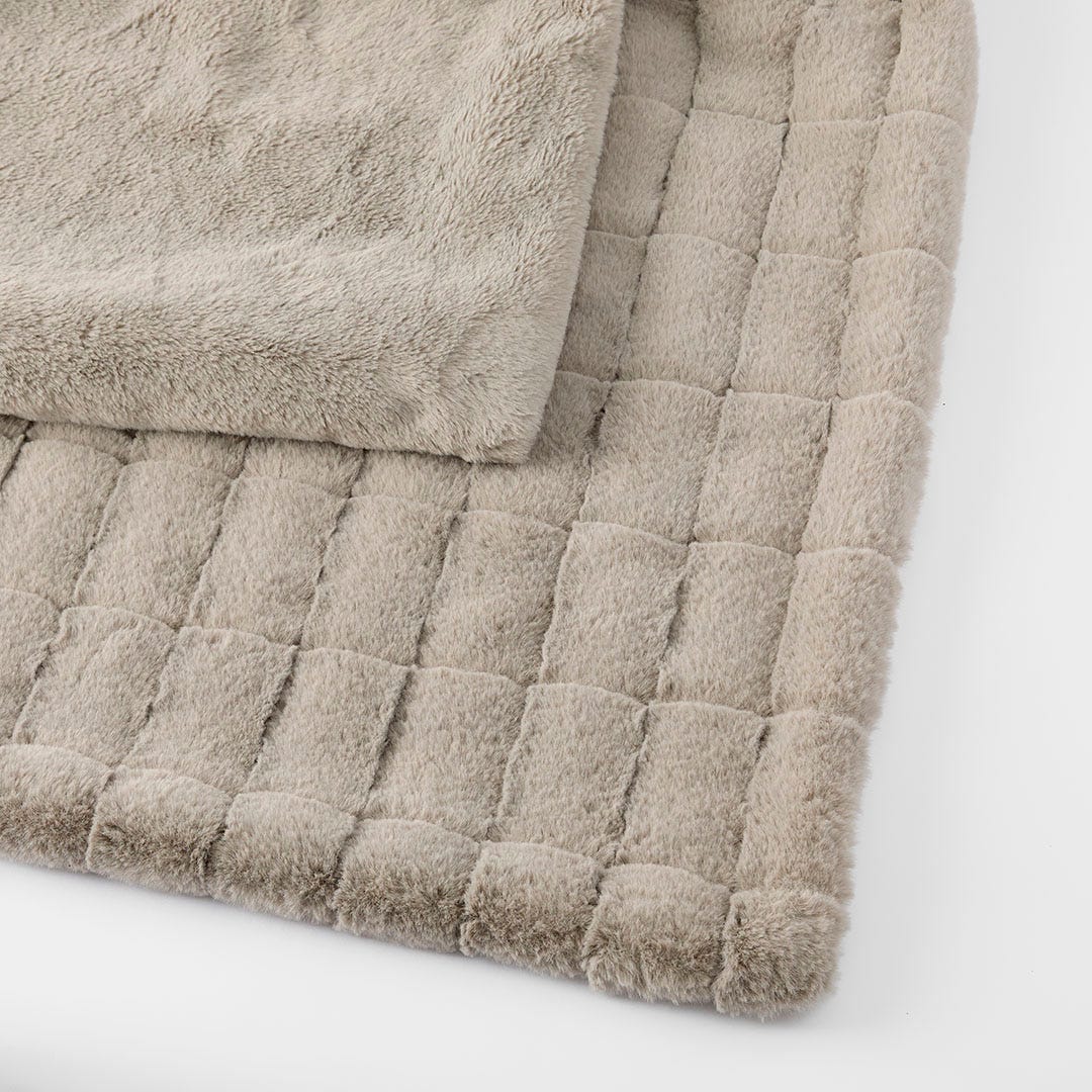 https://s3-ap-southeast-2.amazonaws.com/fusionfactory.commerceconnect.bbnt.production/pim_media/000/189/372/M_F_Sable-Fur-Throw_Dove-Grey_26131202_Detail_SI.jpg?1739425126
