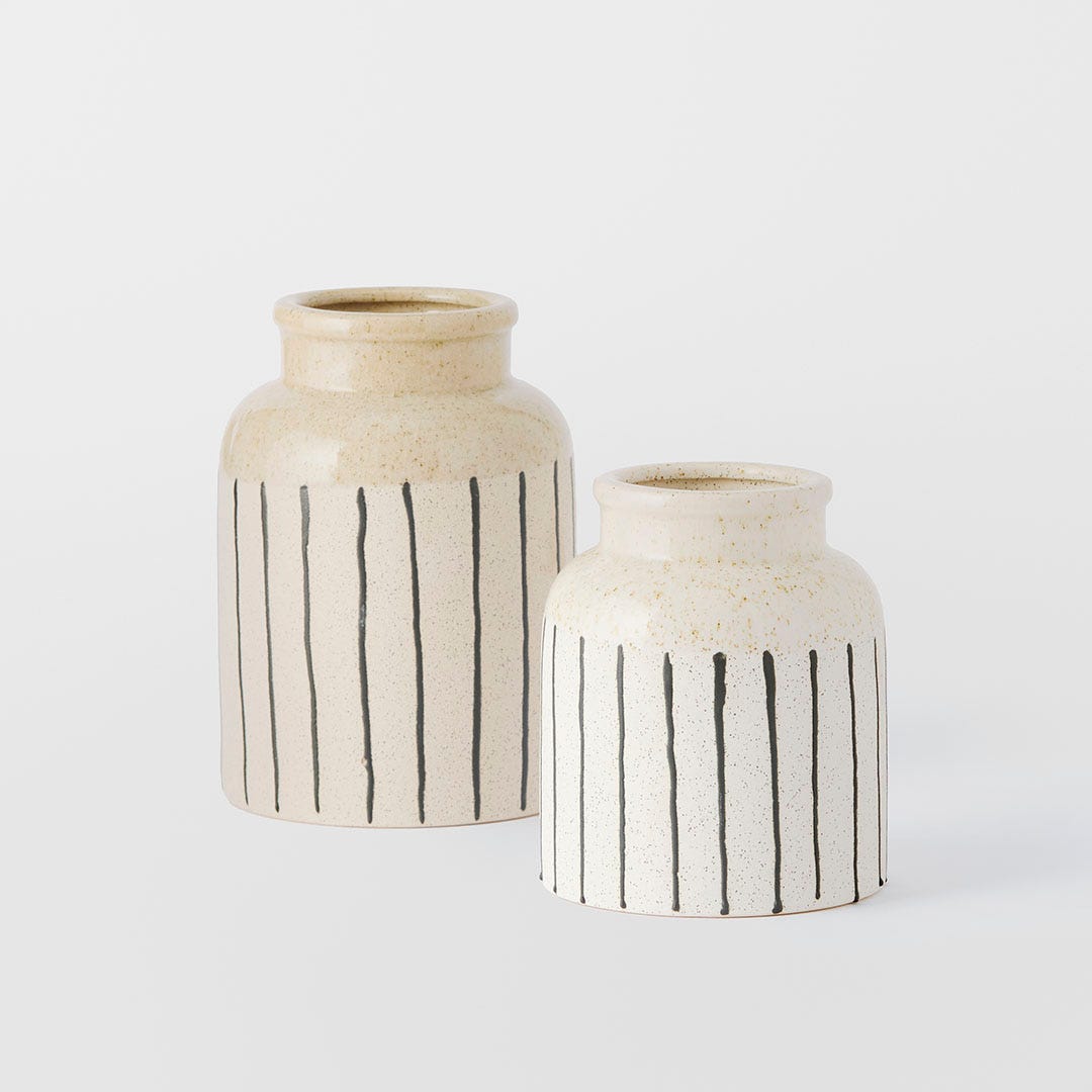https://s3-ap-southeast-2.amazonaws.com/fusionfactory.commerceconnect.bbnt.production/pim_media/000/179/524/M_F_Strand-Ceramic-Vase_26113R_SI.jpg?1733454867