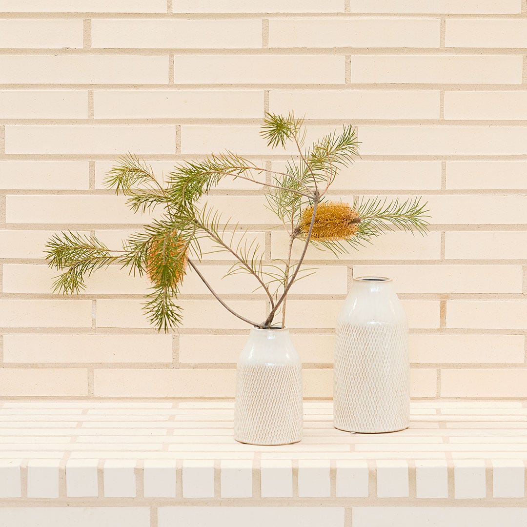 https://s3-ap-southeast-2.amazonaws.com/fusionfactory.commerceconnect.bbnt.production/pim_media/000/172/278/M_F_Summer_S24-25_LS_Location_Decorator_Della_Vase_LRG_SML_SI.jpg?1728533316