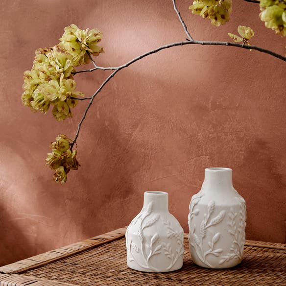 https://s3-ap-southeast-2.amazonaws.com/fusionfactory.commerceconnect.bbnt.production/pim_media/000/170/629/M_F_Summer_S24-25_LS_Studio_DecoratorLucia_Embossed_Ceramic_Vases_White-Med-Sml_SI.jpg?1727149650
