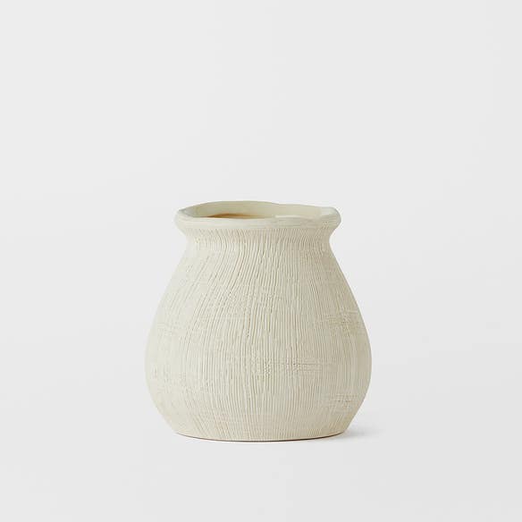 https://s3-ap-southeast-2.amazonaws.com/fusionfactory.commerceconnect.bbnt.production/pim_media/000/169/307/M_F_Tashi-Ceramic-Vase-Sml_Off-White_25871401_SI.jpg?1725521048