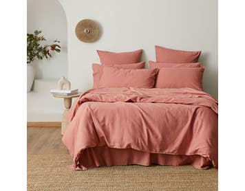 https://s3-ap-southeast-2.amazonaws.com/fusionfactory.commerceconnect.bbnt.production/pim_media/000/157/928/M_F_W24_Bedlinen_BOP_Olsen_Brick_QQC_SI.jpg?1704239286