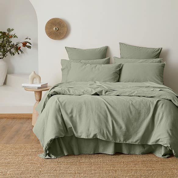 https://s3-ap-southeast-2.amazonaws.com/fusionfactory.commerceconnect.bbnt.production/pim_media/000/157/904/M_F_W24_Bedlinen_BOP_Olsen_Green_QQC_SI.jpg?1704234394