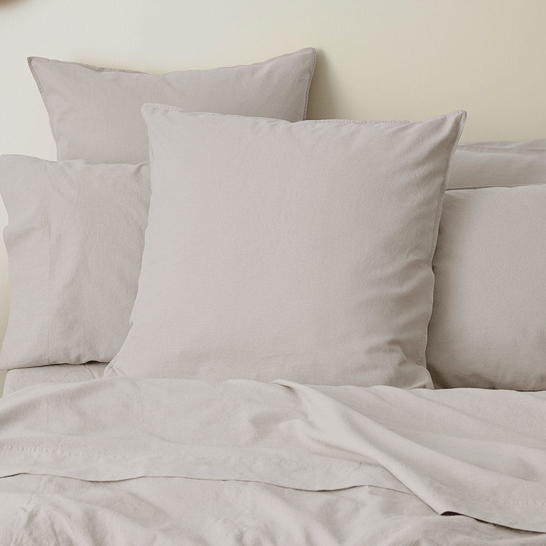 https://s3-ap-southeast-2.amazonaws.com/fusionfactory.commerceconnect.bbnt.production/pim_media/000/158/006/M_F_W24_Bedlinen_BOP_Olsen_Platinum_QQC_Euro_SI.jpg?1704244761