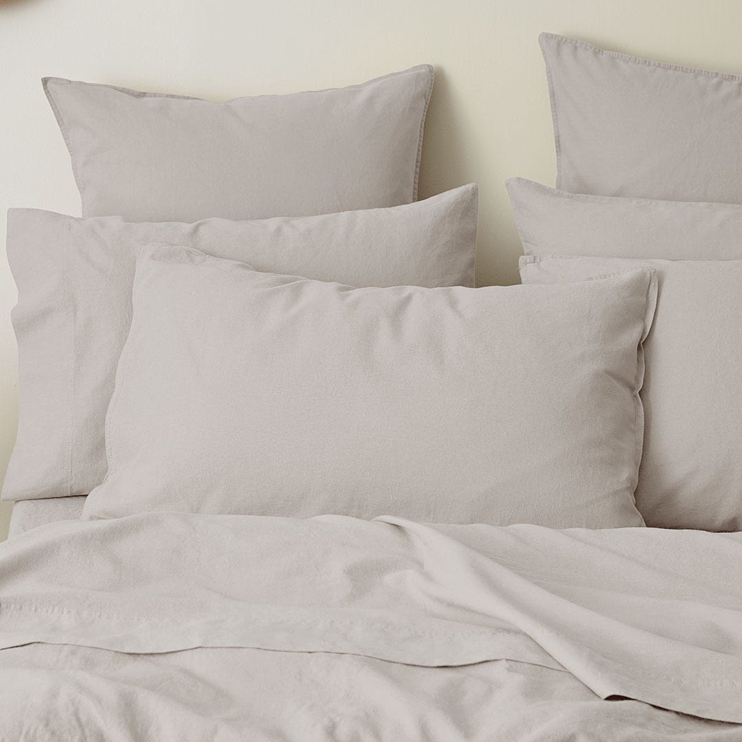 https://s3-ap-southeast-2.amazonaws.com/fusionfactory.commerceconnect.bbnt.production/pim_media/000/158/023/M_F_W24_Bedlinen_BOP_Olsen_Platinum_QQC_Pillow_SI.jpg?1704245566
