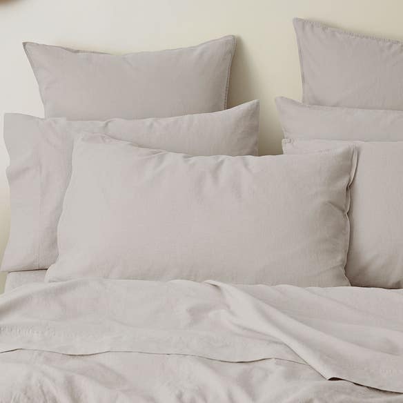 https://s3-ap-southeast-2.amazonaws.com/fusionfactory.commerceconnect.bbnt.production/pim_media/000/158/023/M_F_W24_Bedlinen_BOP_Olsen_Platinum_QQC_Pillow_SI.jpg?1704245566