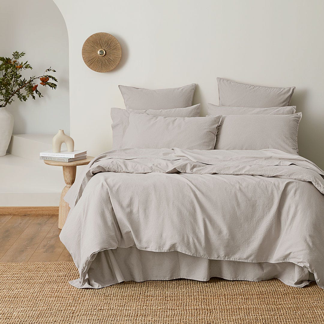 https://s3-ap-southeast-2.amazonaws.com/fusionfactory.commerceconnect.bbnt.production/pim_media/000/158/026/M_F_W24_Bedlinen_BOP_Olsen_Platinum_QQC_SI.jpg?1704245633