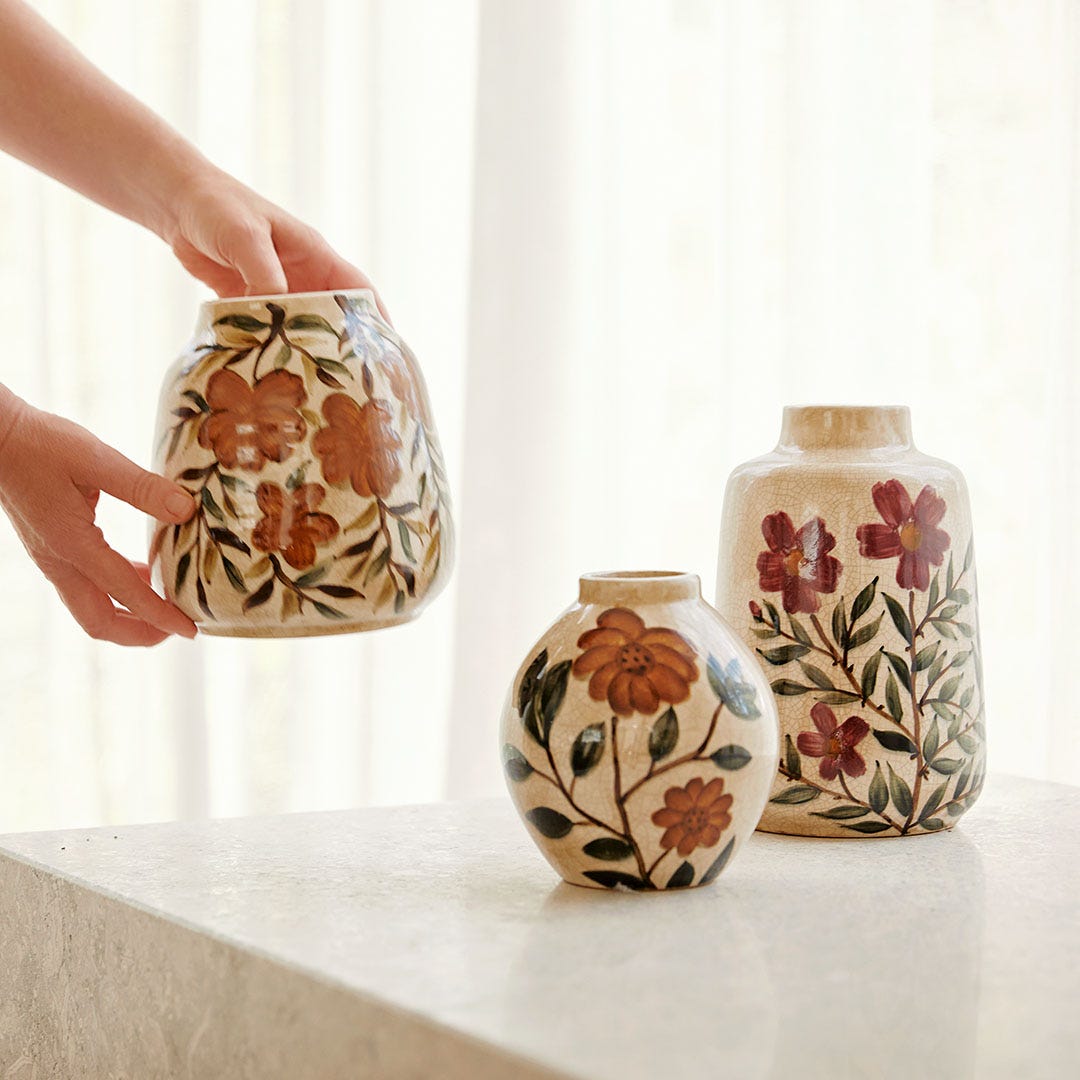 https://s3-ap-southeast-2.amazonaws.com/fusionfactory.commerceconnect.bbnt.production/pim_media/000/163/060/M_F_W24_LS_Decorator_Evergreen_Dana_Ceramic_Vase_2_SI.jpg?1713747982