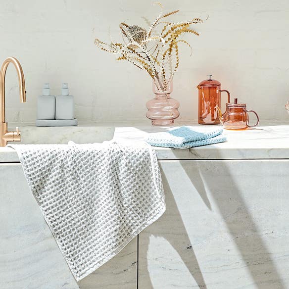 https://s3-ap-southeast-2.amazonaws.com/fusionfactory.commerceconnect.bbnt.production/pim_media/000/163/262/M_F_W24_LS_Tea-Towels-Waffle_Slate_Blue_Set_SI.jpg?1714453869
