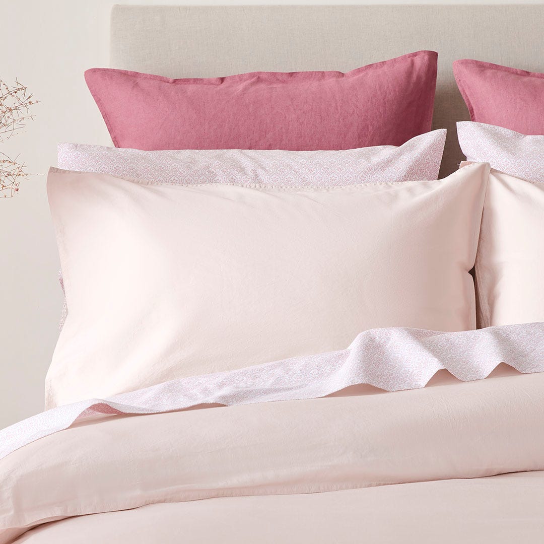 https://s3-ap-southeast-2.amazonaws.com/fusionfactory.commerceconnect.bbnt.production/pim_media/000/195/794/M_F_W25_BOP_Peyton_Blush_QQC_Pillow_SI.jpg?1749538465