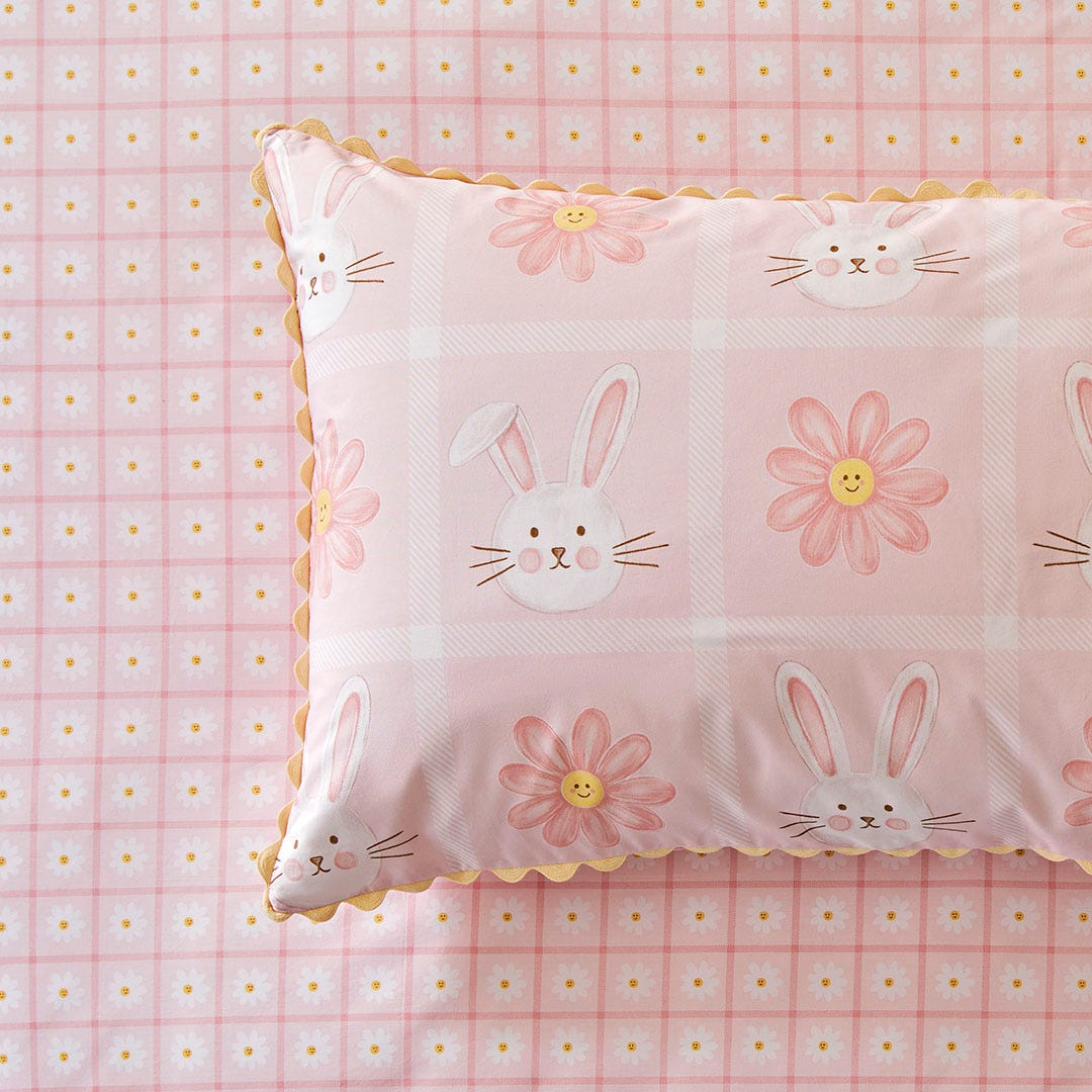 https://s3-ap-southeast-2.amazonaws.com/fusionfactory.commerceconnect.bbnt.production/pim_media/000/175/961/M_F_W25_Bedlinen_BOP_Cottontail_Detail-2_SI.jpg?1731640770