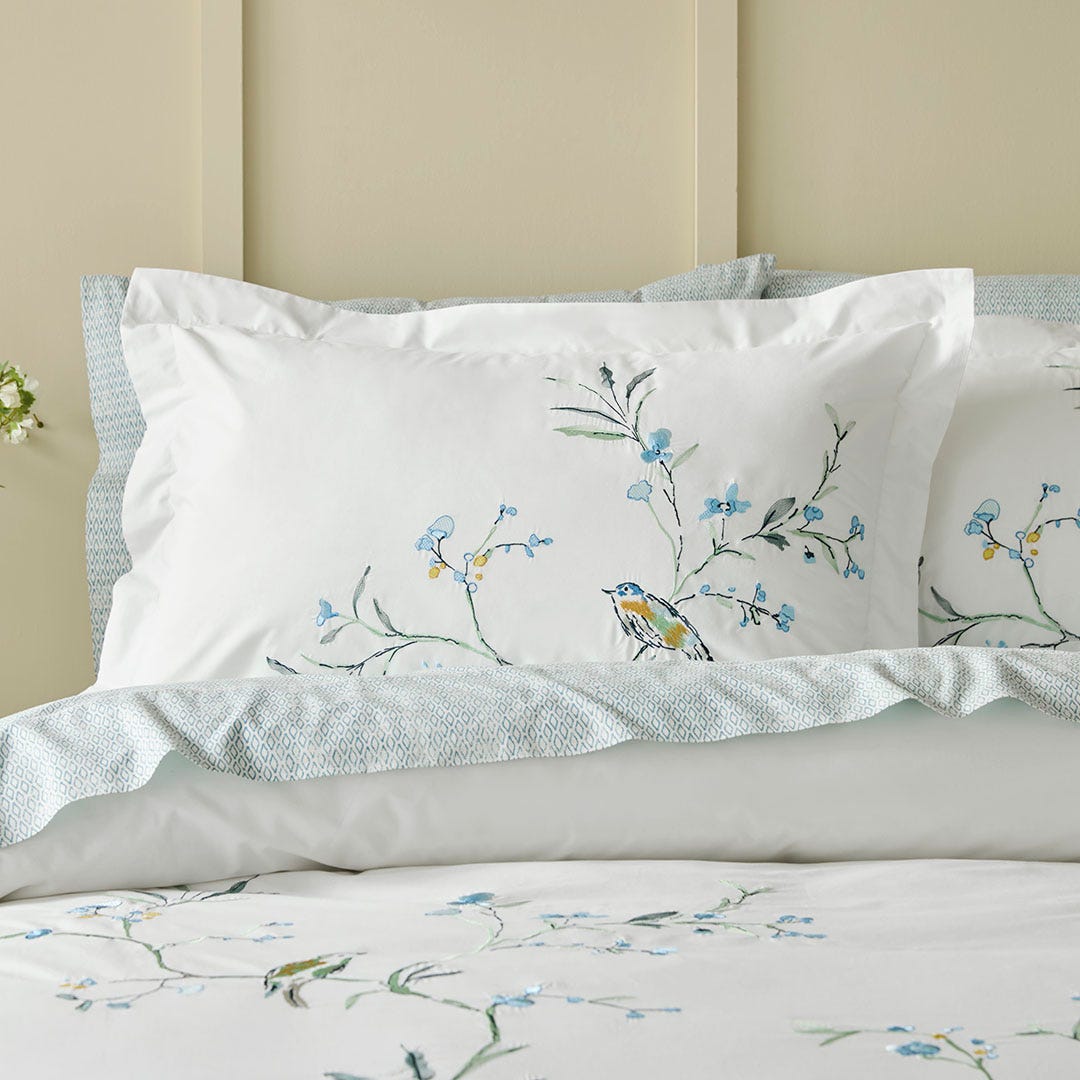 https://s3-ap-southeast-2.amazonaws.com/fusionfactory.commerceconnect.bbnt.production/pim_media/000/185/750/M_F_W25_Bedlinen_BOP_Springfield_QQC_Pillow_SI.jpg?1735535574