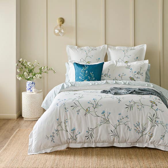 https://s3-ap-southeast-2.amazonaws.com/fusionfactory.commerceconnect.bbnt.production/pim_media/000/185/756/M_F_W25_Bedlinen_BOP_Springfield_QQC_SI.jpg?1735535592