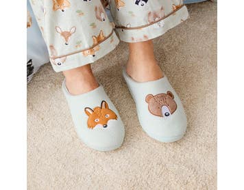 https://s3-ap-southeast-2.amazonaws.com/fusionfactory.commerceconnect.bbnt.production/pim_media/000/190/155/M_F_W25_Studio_LS_Flannelette_Shot_61_Lindale_Slippers_174_SI.jpg?1740699340