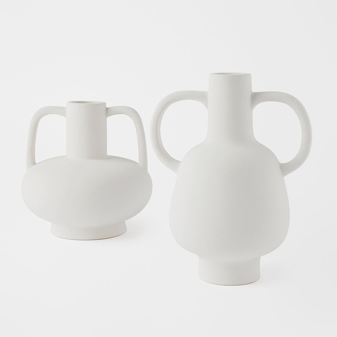 https://s3-ap-southeast-2.amazonaws.com/fusionfactory.commerceconnect.bbnt.production/pim_media/000/152/276/M_F_Whitney_Ceramic_Vase_White_22940_R_SI.jpg?1690858053