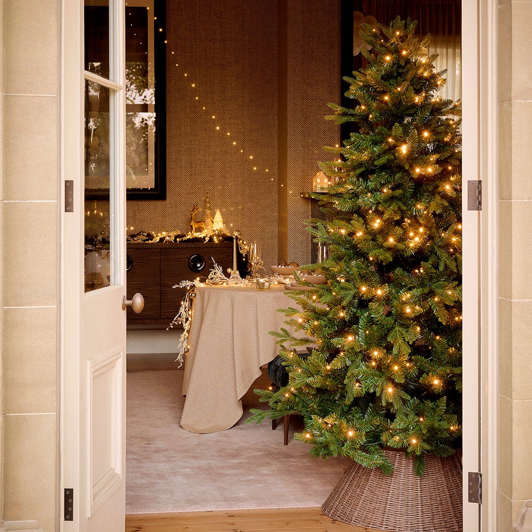 https://s3-ap-southeast-2.amazonaws.com/fusionfactory.commerceconnect.bbnt.production/pim_media/000/169/944/M_F_Xmas_S24_LS_Location_Atmospheric_Atwell_Dining_Nightime_Standing_Decs_Detail_2_SI.jpg?1726458486