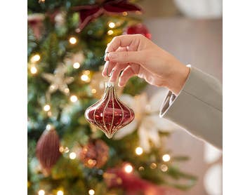 https://s3-ap-southeast-2.amazonaws.com/fusionfactory.commerceconnect.bbnt.production/pim_media/000/169/949/M_F_Xmas_S24_LS_Location_Merry_Tree_Hanging_Decs_Glass_Onion_Dec_Gold_Glitter_Stripes_Detail_SI.jpg?1726460202