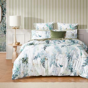 https://s3-ap-southeast-2.amazonaws.com/fusionfactory.commerceconnect.bbnt.production/pim_media/000/164/772/Sanderson_W24_Bedlinen_Wisteria_Falls_BOP_QQC_SI.jpg?1718863354