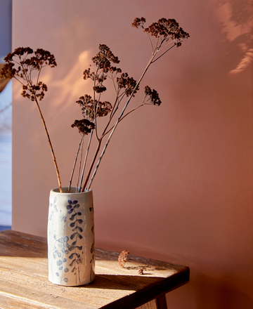 Esta Vase